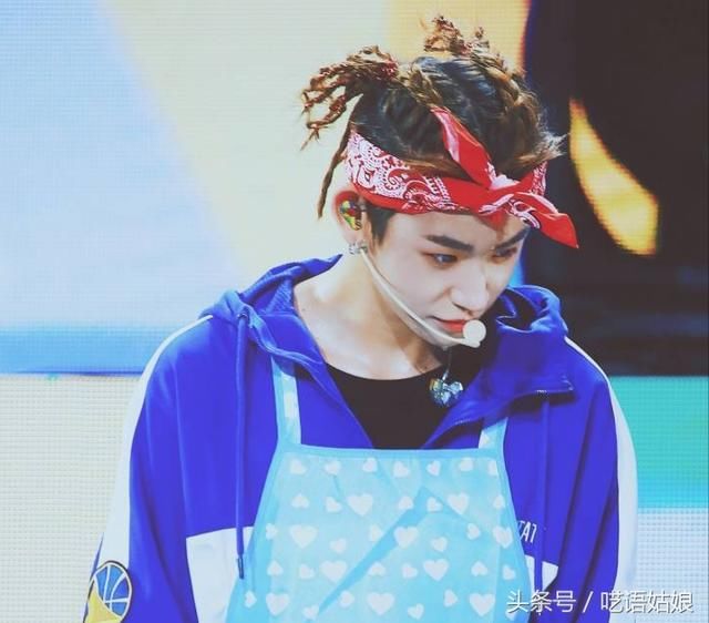 小鬼双马尾驯鹿造型，朱正廷吸血鬼眼妆，范丞丞爱心发型！