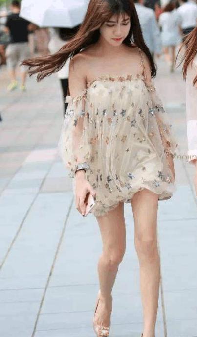 重庆素人街拍: 黑色低胸装展现丰满身材, 路人已经看呆!