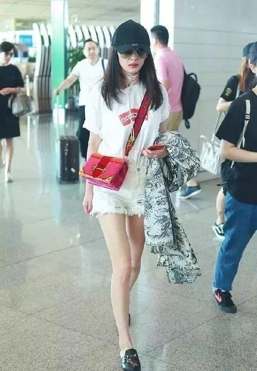 娜扎输给了关晓彤！不仅腿短，还九曲十八弯？