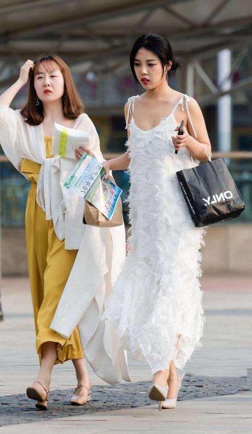 街拍：小姐姐他们时尚的装扮显得那么成熟！