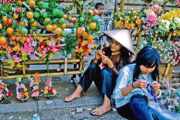 老照片：1969年的越南，芹苴市马路市场上的各种路边摊