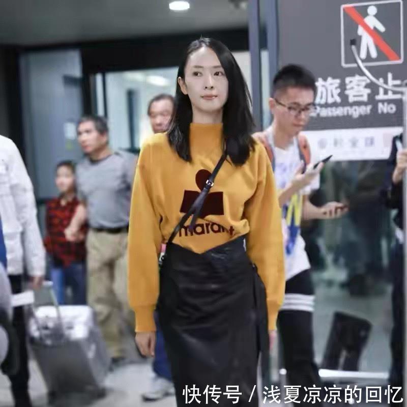  『没话说』童谣街拍好带感！穿皮裙搭卫衣，显露大长腿，身材好到没话说