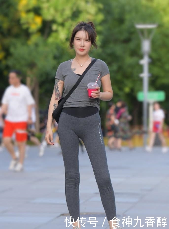  漂亮|街拍：简洁的版型完全的不挑身材，可以轻松修饰出漂亮的身姿