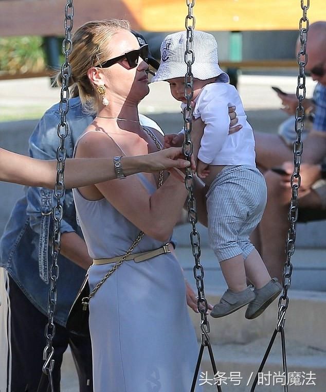 斯坦森娇妻罗茜汉丁顿-惠特莉身穿白裙，与儿子杰克玩得很开心