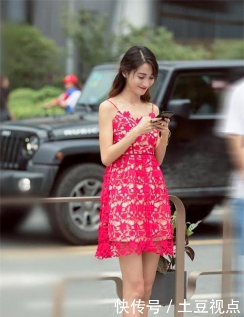 青春活力@秀出青春活力范，养眼又好看，街拍：貌美肤白的小姐姐