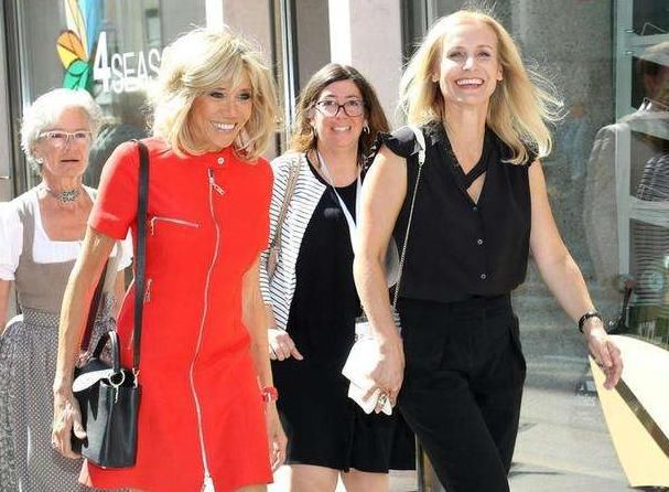 法国第一夫人穿连衣裙,尽显韵味让人心动,图四马克龙笑容止不住