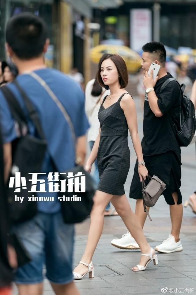 路人街拍:穿红色连衣短裙的小姐姐，腿型十分漂亮性感可爱