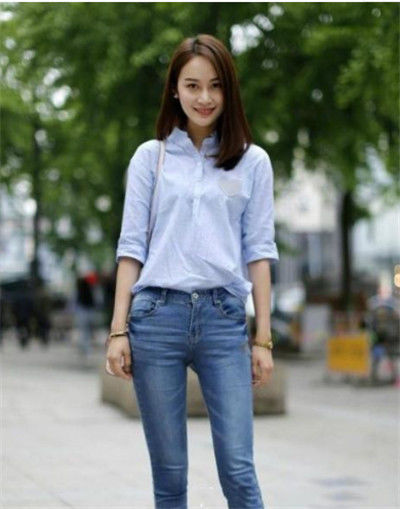 衬衣|街拍:美女浅蓝色衬衣配紧身牛仔,长相清秀,笑容甜美可爱