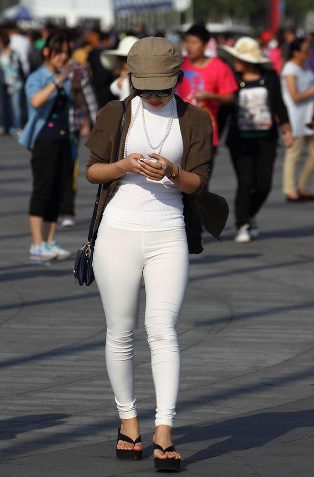 白色紧身裤带来的显瘦效果！