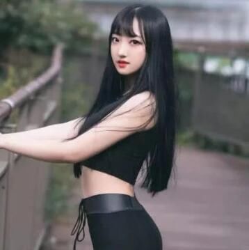 穿紧裤的小姐姐，紧身勾勒出S曲线，令人看不够!