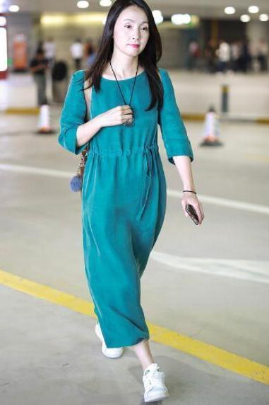 46岁陶虹绿色连衣长裙贵妇气质, 竟搭了双运动鞋, 网友: 真敢穿