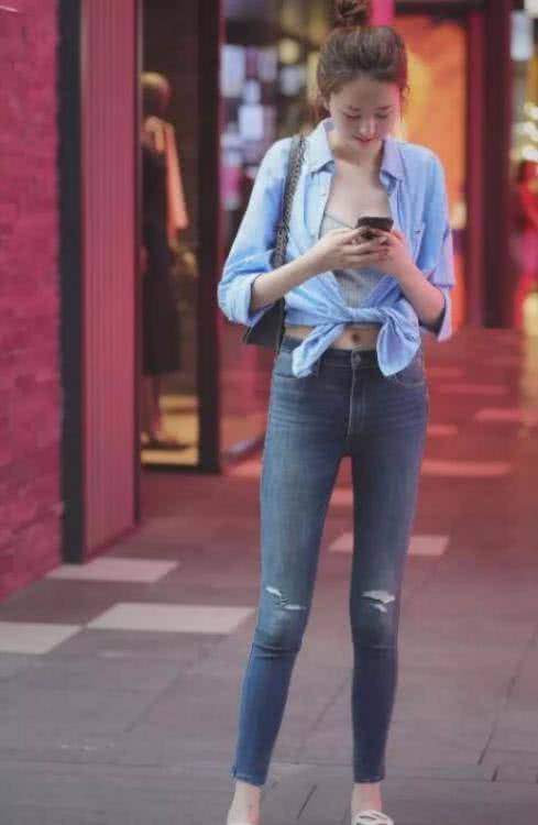 牛仔裤让你的身材更出众，曲线曼妙，还没有三角区的烦恼！