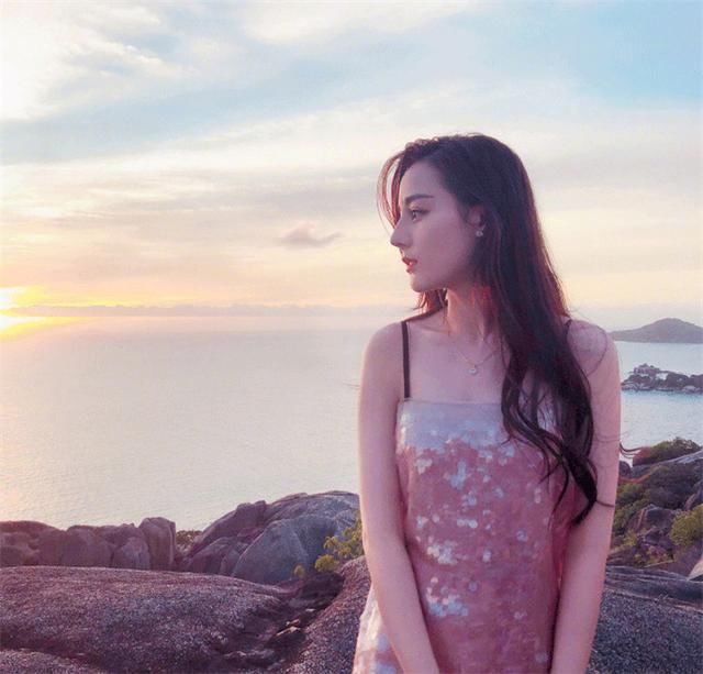 迪丽热巴景甜同穿亮片吊带连衣裙，差距一目了然，网友评论扎心了