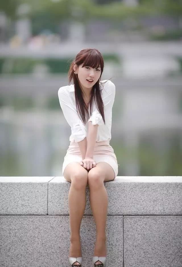 肤色丝袜与高跟鞋一齐穿，公园里的女孩很Nice！