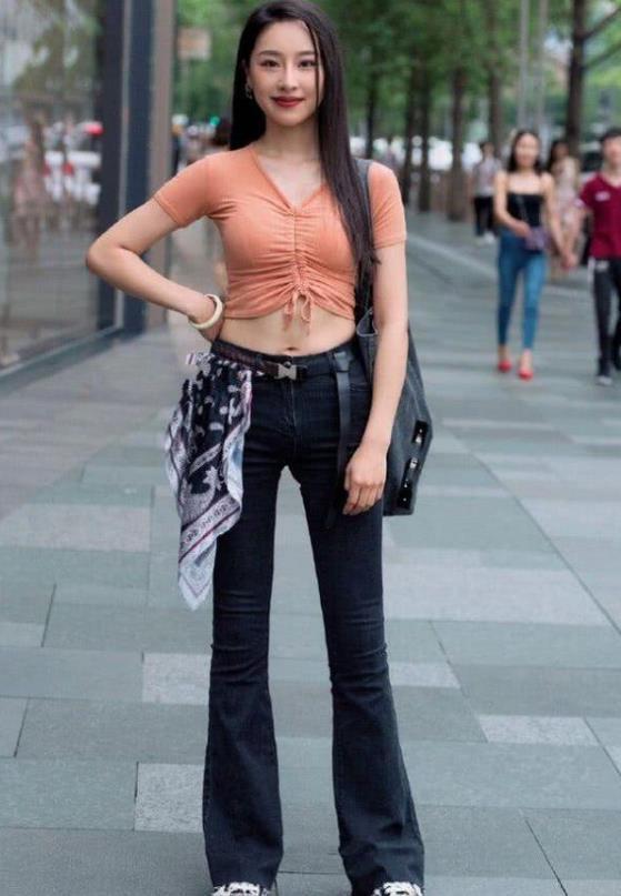  身穿|街拍：气质靓丽的美女，身穿牛仔裤搭配时髦上衣，舒适大方又不失美感
