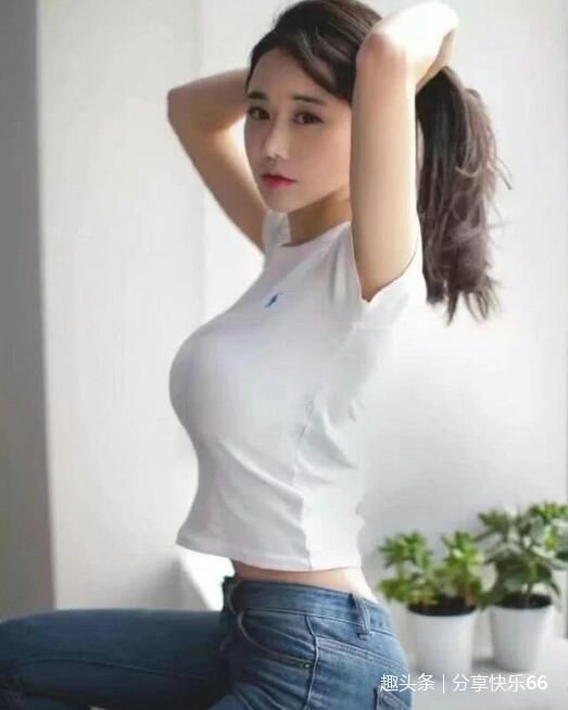 身材苗条的牛仔裤小姐姐，紧身勾勒出玲珑曲线，魅力十足！