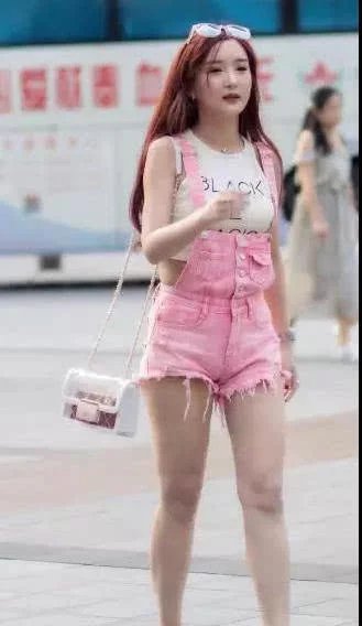 清纯小姐姐身材粉色背带裤，大秀一双迷人的大长腿十分性感