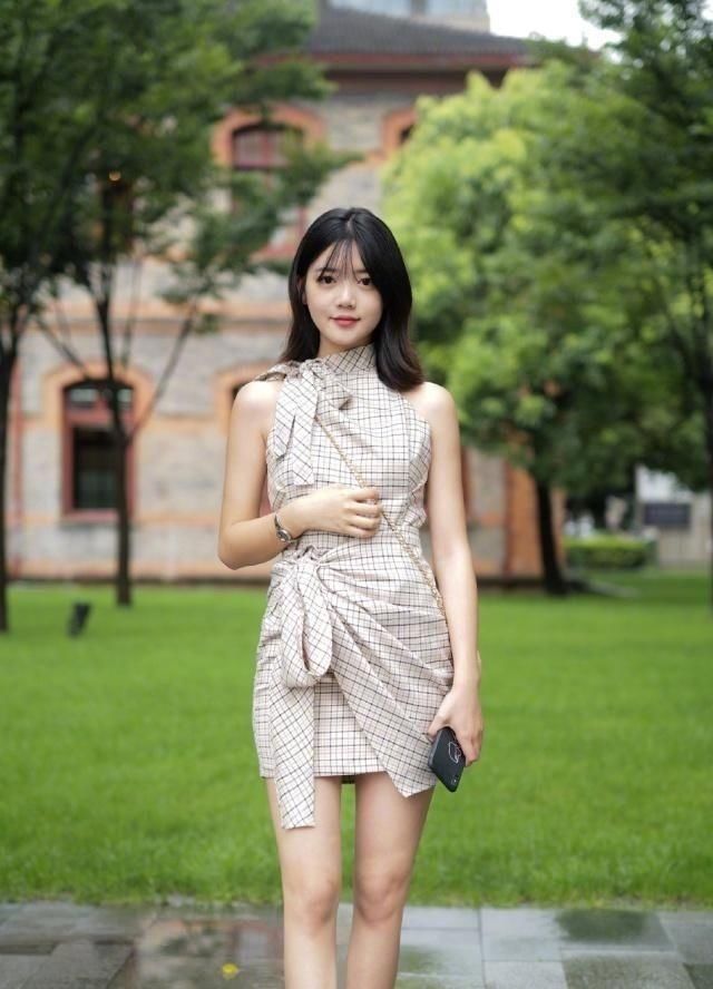  #韵味#小姐姐一件抹胸的淡蓝色连衣裙，显得格外有韵味