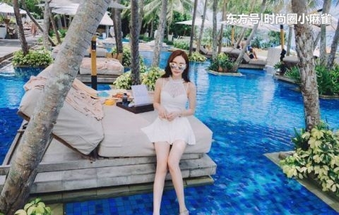  「纤瘦」街拍美女：身材纤瘦的小姐姐，一身白色紧身裙，时尚又亮眼！