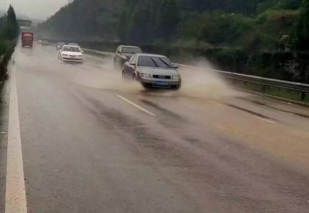  #警示灯#高速路上遇到暴雨还要继续开车吗？很多司机都做错了