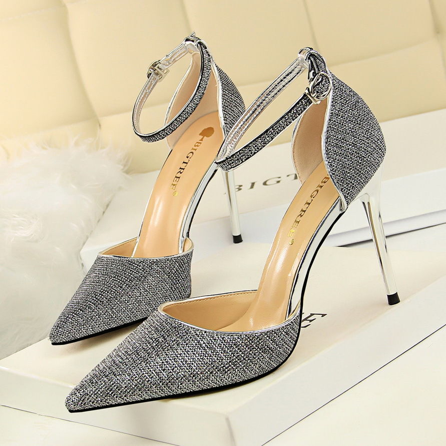 姑娘，过气的凉鞋早就该扔了，今夏最新的高跟鞋，漂亮大方还不贵