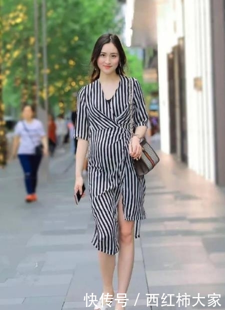 「粉色」街拍:绝色佳人的美女,一件粉色背心配牛仔裤,时尚魅力迷人气质