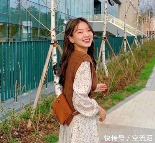 加上:有种网红搭配叫“治愈针织衫”火了,再加上一个笑容,男神都心动