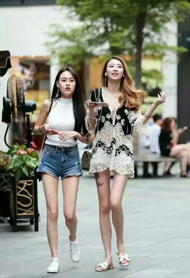 街拍:这位美女身材非常高挑，加上现在黑色的高跟凉鞋