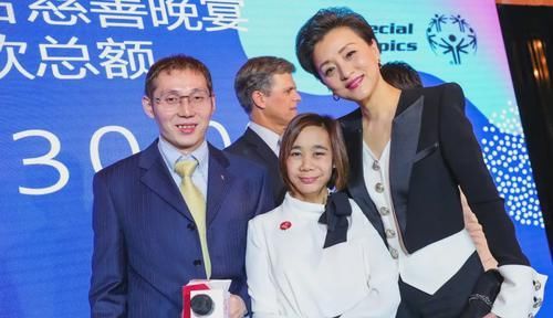  ＂promot_title＂:＂{\＂i0\＂: \＂街拍：不单单是摄影师的功劳吧？\＂51岁“国宝主持人”杨澜亮相，背头配皮衣气场强，气质同龄人少见