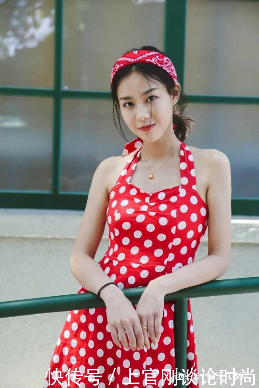 路人街拍:的肉嘟嘟小姐姐白色T恤配灰色紧身裤,秀出玲珑身材!