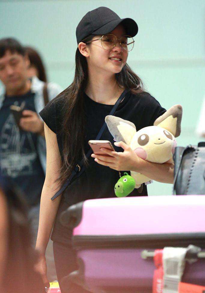 18岁欧阳娜娜素颜现身机场，离开修图化妆的她竟惊艳全场