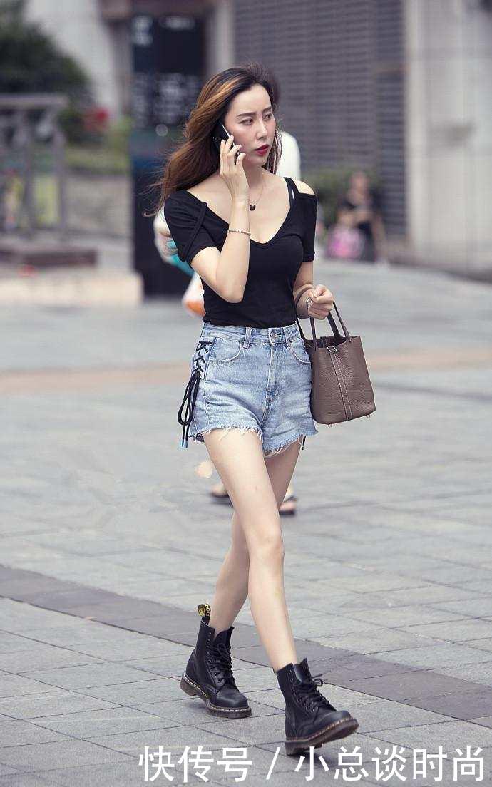 路人街拍:小姐姐白加黑搭配简单性感,修长美腿更加诱人!