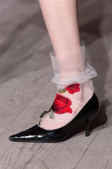 穿着相同鞋子 只有袜子能代表你的个性了