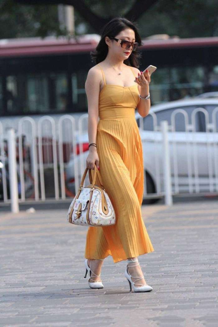 成熟女人穿上吊带裙, 瞬间清爽时尚起来, 释放十足女人味