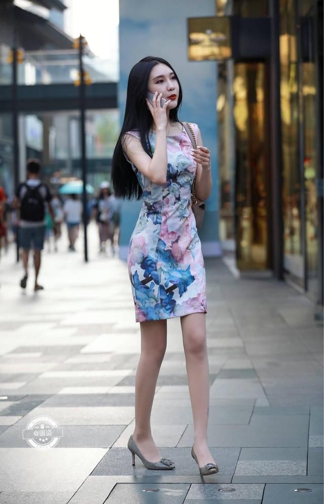 路人街拍，“蚂蚁腰”配旗袍，美到心坎里