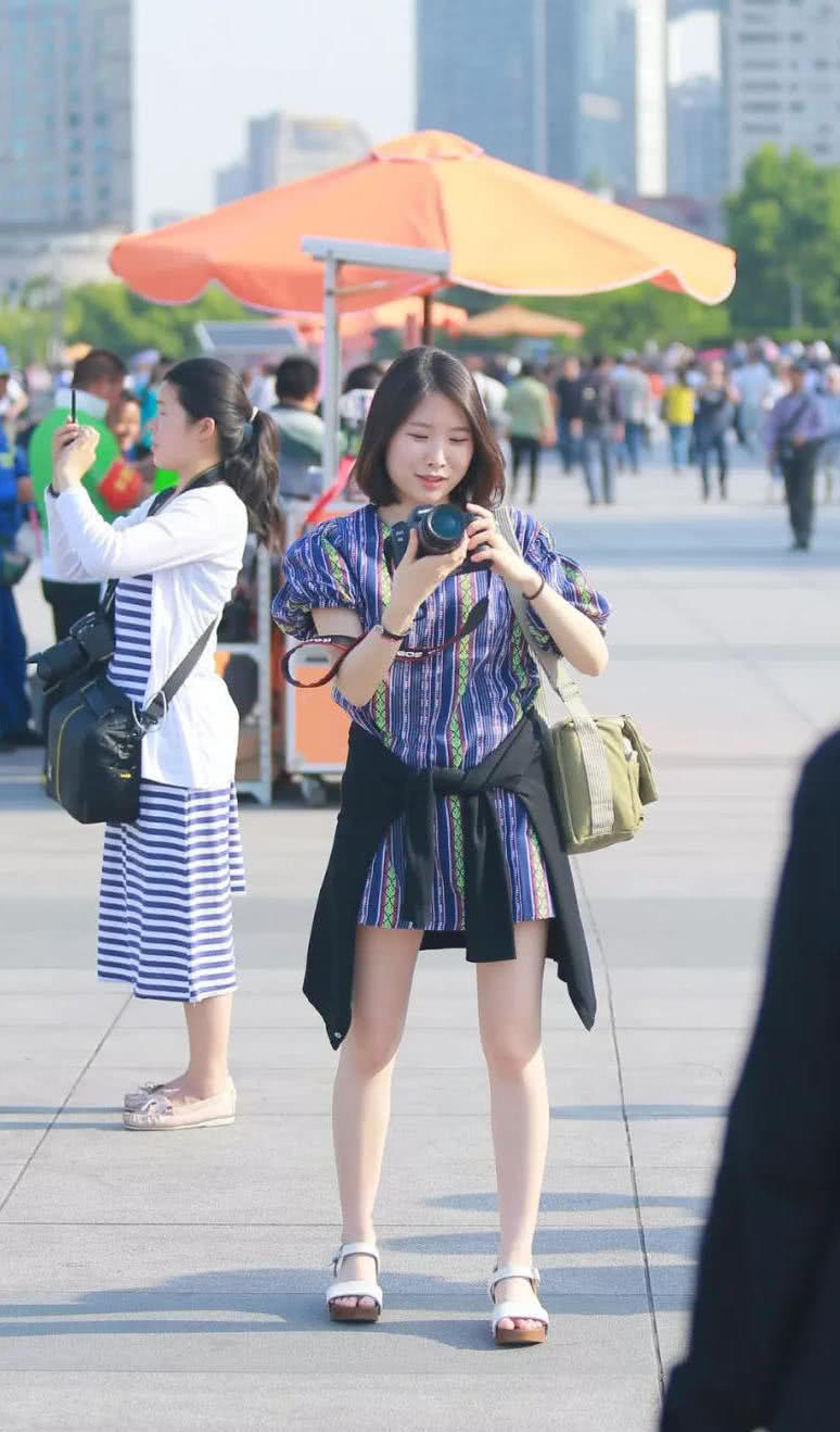 萝莉可爱小姐姐宽松连衣裙，玲珑有致，白皙美腿，美脚，恋足网友