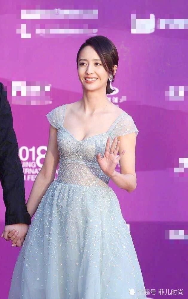 佟丽娅为显身材真拼，穿深V吊带玩性感，网友：撑不起来别装熟女