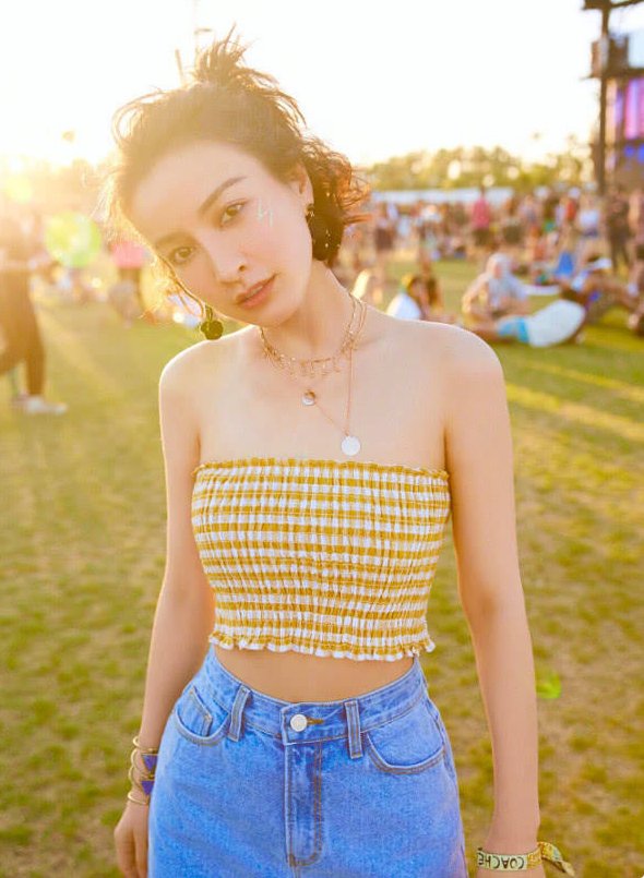 吴昕一身黄衣，上演复古路线，是个酷帅的小姐姐没错啦