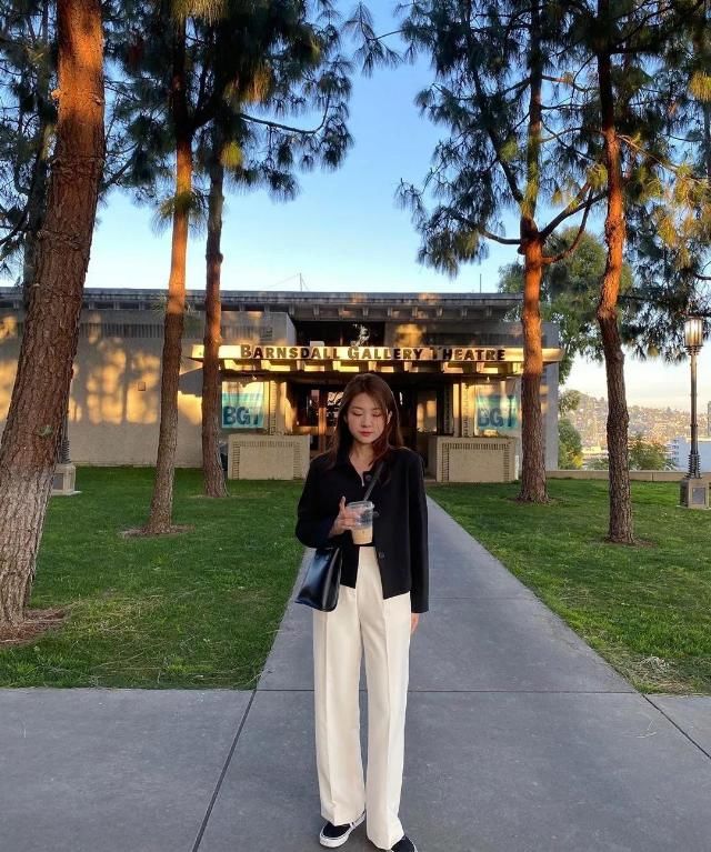 #一大#穿阔腿裤怎么上厕所？这一大难题终于得到了解决！
