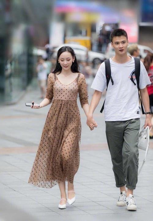 素人街拍:优雅的姿态离不开裙嫉妒第四位女生有如此帅气的男友