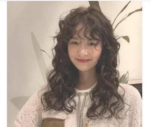  [个性]2020最火的头发颜色，长卷发绝对是最火的，有个性更洋气