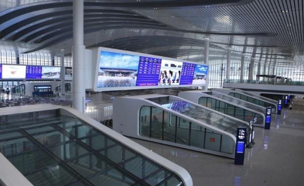 国内的“迷宫”高铁站，乘客出站要找向导带路，网友：路痴别去