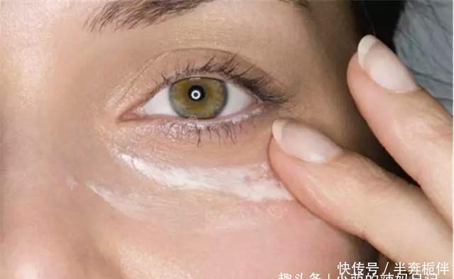 『眼霜』女人不管多大年纪,涂眼霜时少犯这3个错误!不然浪费钱还没效果