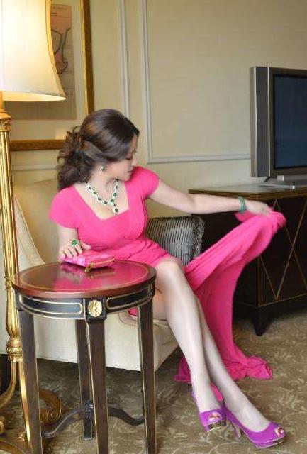 刘晓庆不服老！63穿23衣服，网友：奶奶别装了，脸都成石膏了