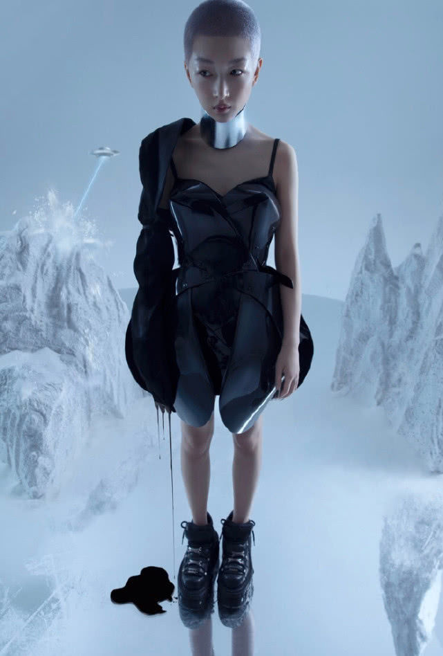 周冬雨银灰寸头视频