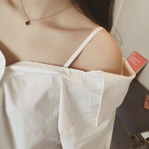 现在小姑娘真敢穿,逛街只穿个隐形“一字裙”,满满都是回头率