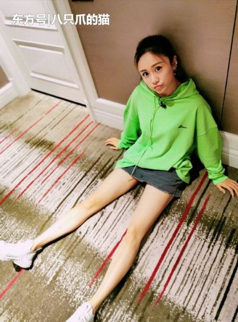  明星■“卫衣+短裙”太随意！学这些明星配“淑女裙”，阿姨美成小姐姐