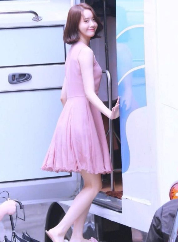 林允儿身穿可爱粉嫩连衣裙，一双长腿实在太美