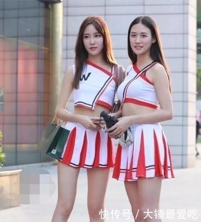 出风头■街拍美女小姐姐:闺蜜行,这样出风头,能考虑一下路人的感受吗!