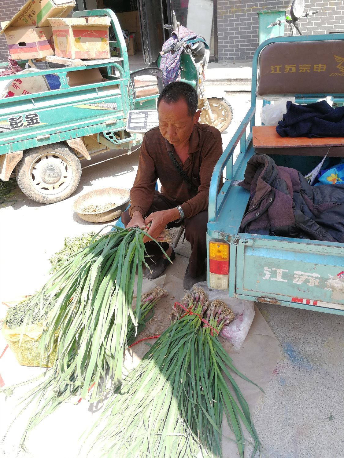 新鲜大蒜上市,价格三斤不及一斤野菜,蒜你贱的